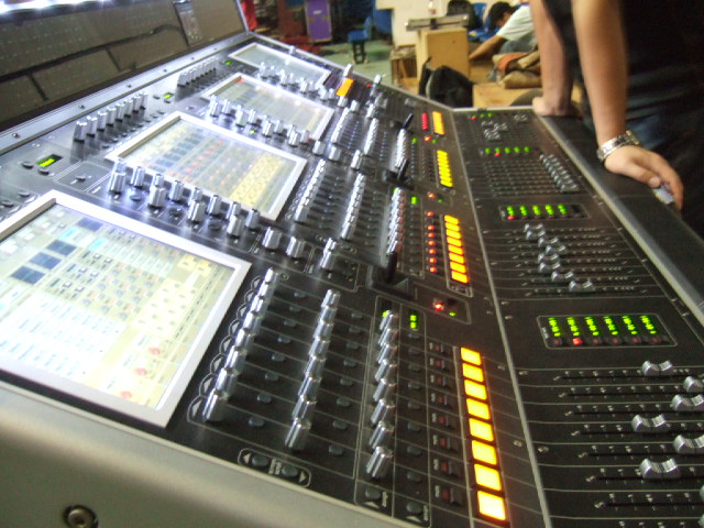 舞臺(tái)調(diào)音臺(tái)設(shè)備 舞臺(tái)調(diào)音臺(tái)設(shè)備